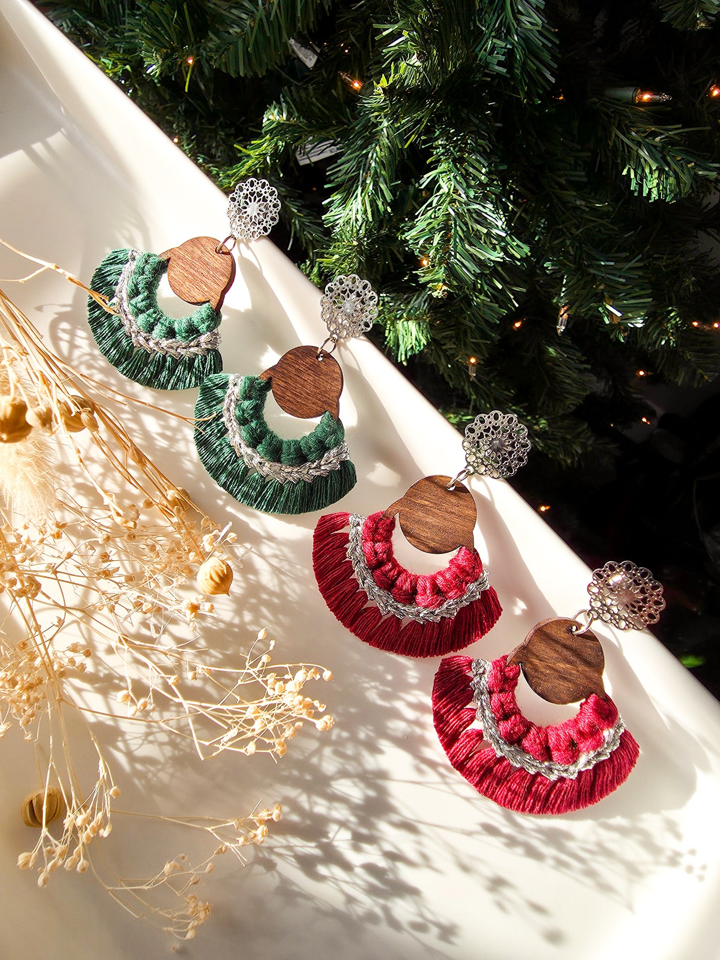 *Mini collection des fêtes* Boucles d'oreilles en macramé, base en bois, couleur bourgogne et argent