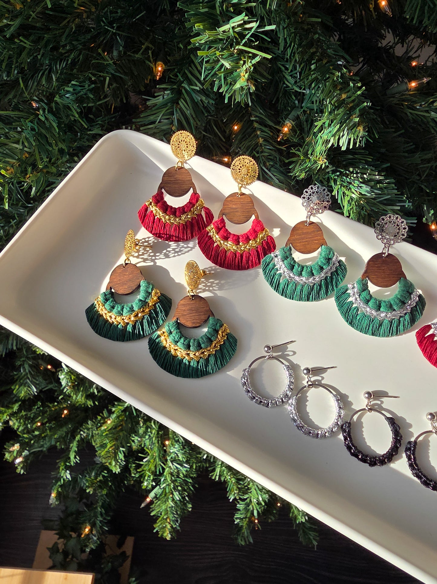 *Mini collection des fêtes* Boucles d'oreilles en macramé, base en bois, couleur vert forêt et or