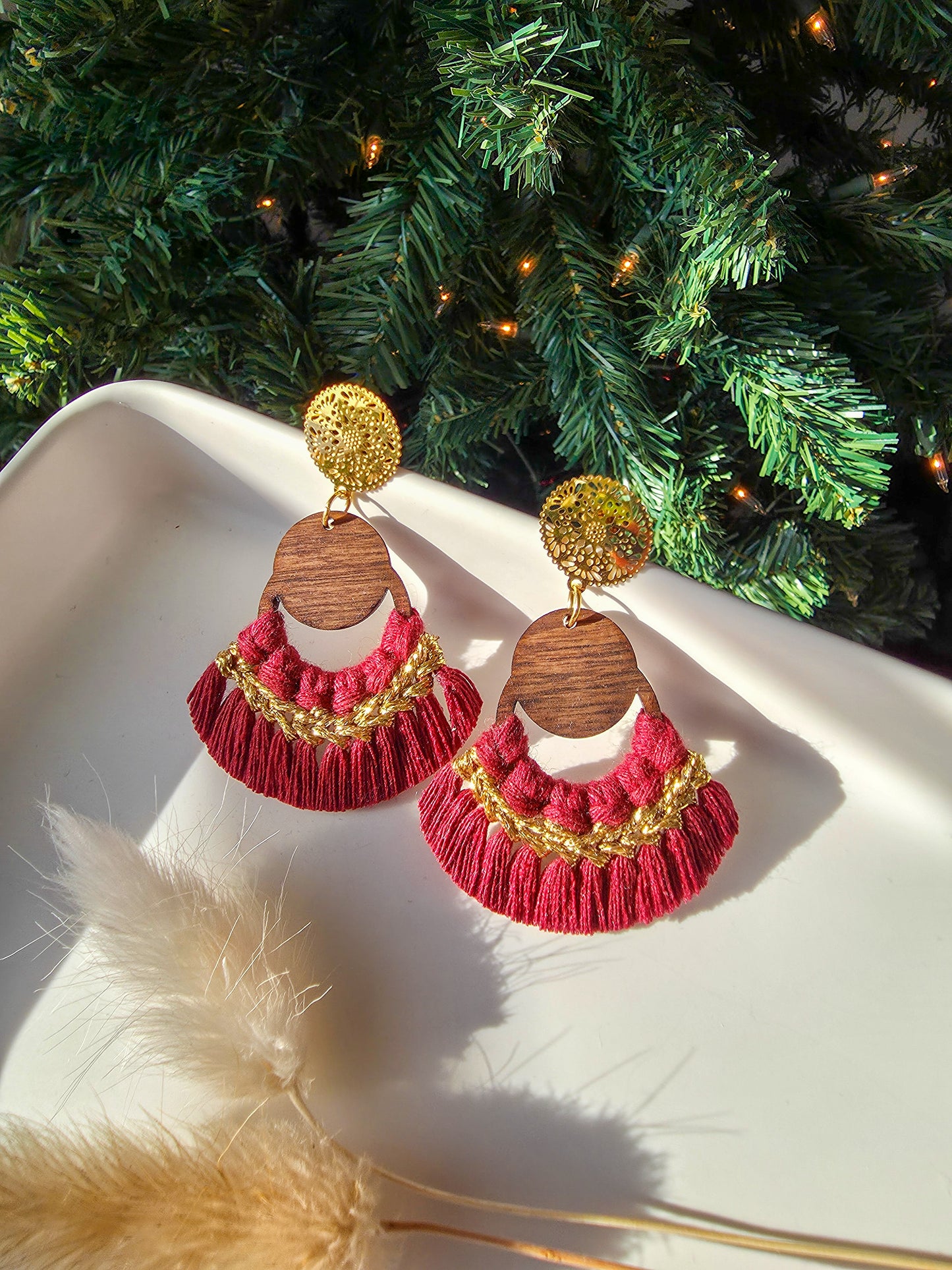 *Mini collection des fêtes* Boucles d'oreilles en macramé, base en bois, couleur bourgogne et or