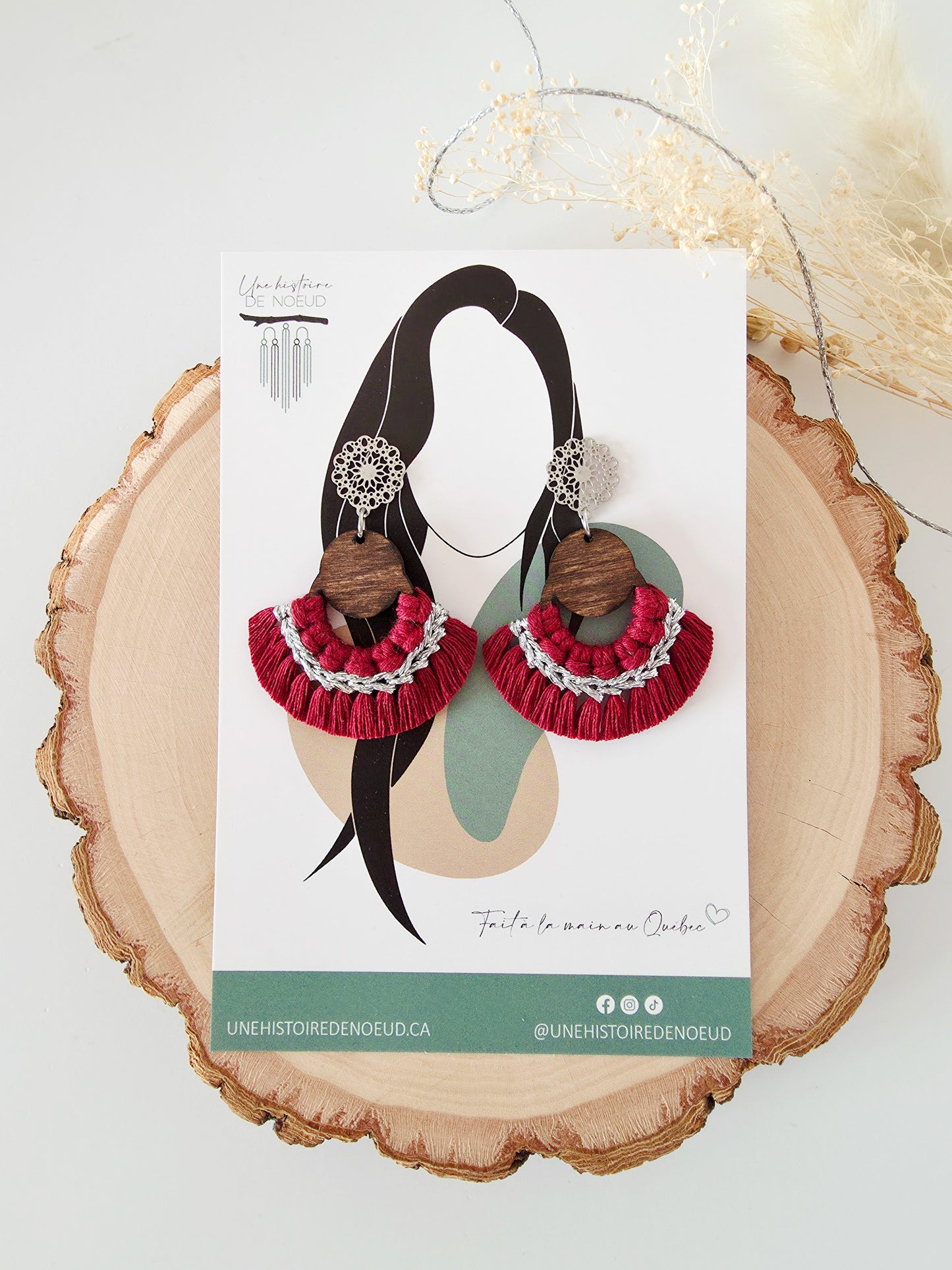 *Mini collection des fêtes* Boucles d'oreilles en macramé, base en bois, couleur bourgogne et argent