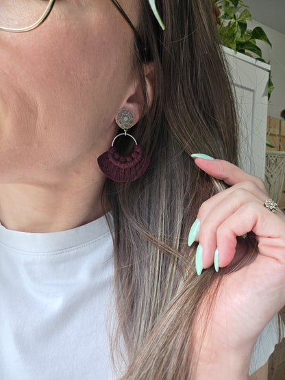 Boucles d’oreilles Noélia – Macramé bohème, couleur prune et argent