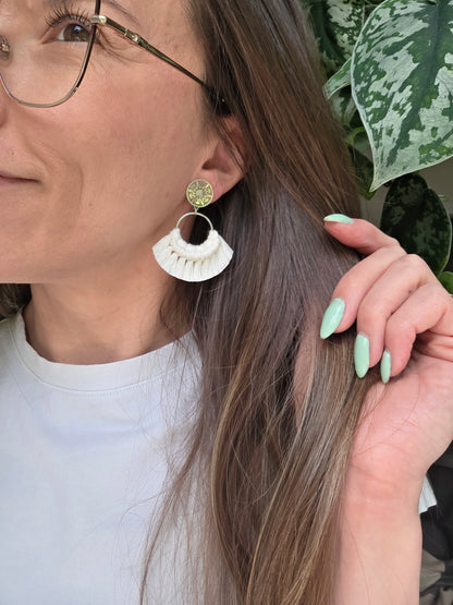 Boucles d’oreilles Noélia – Macramé bohème, couleur naturel et or