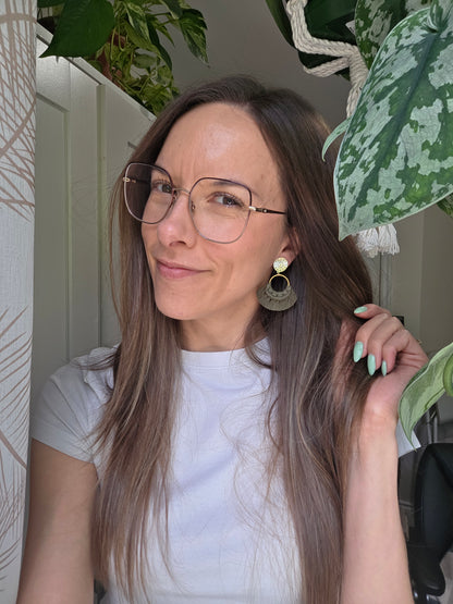 Boucles d’oreilles Noélia – Macramé bohème, couleur olive et or
