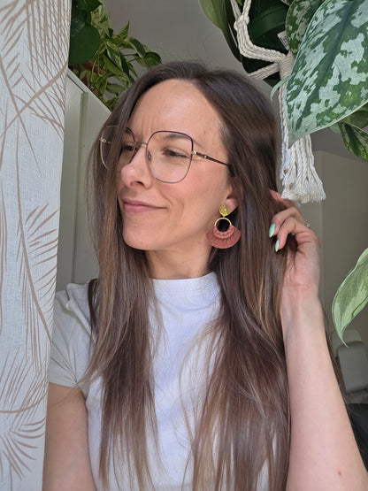 Boucles d’oreilles Noélia – Macramé bohème, couleur cannelle et or