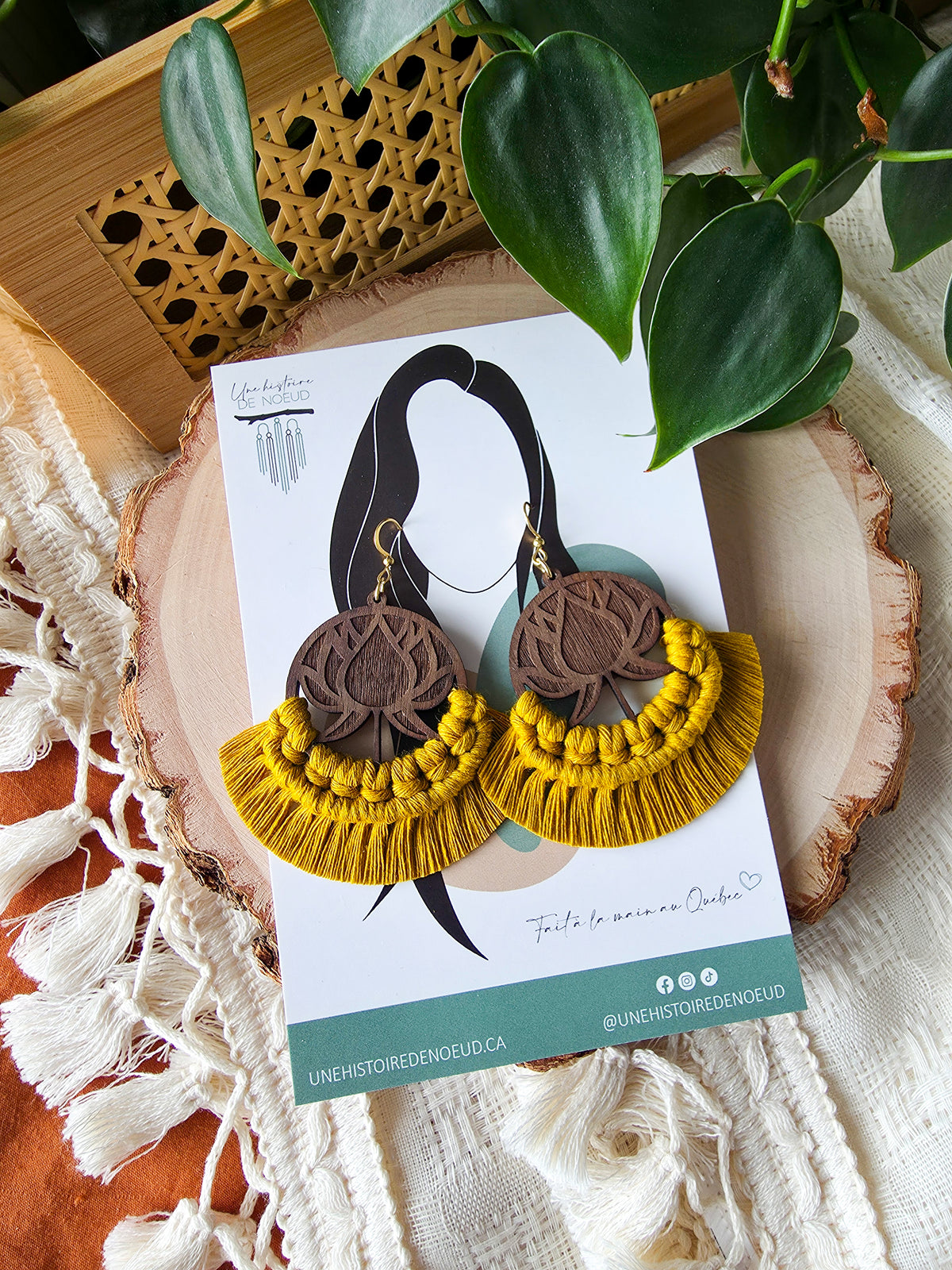 Boucles d’oreilles Lotus en bois et macramé