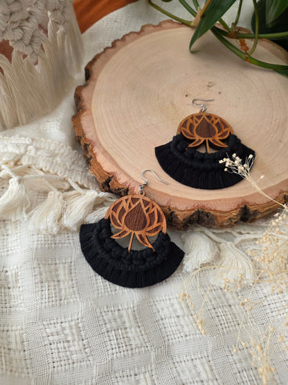 Boucles d’oreilles Lotus en bois de cerisier – Macramé bohème, couleur noir et argent