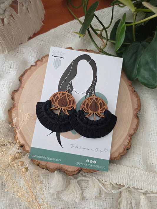 Boucles d’oreilles Lotus en bois de cerisier – Macramé bohème, couleur noir et argent