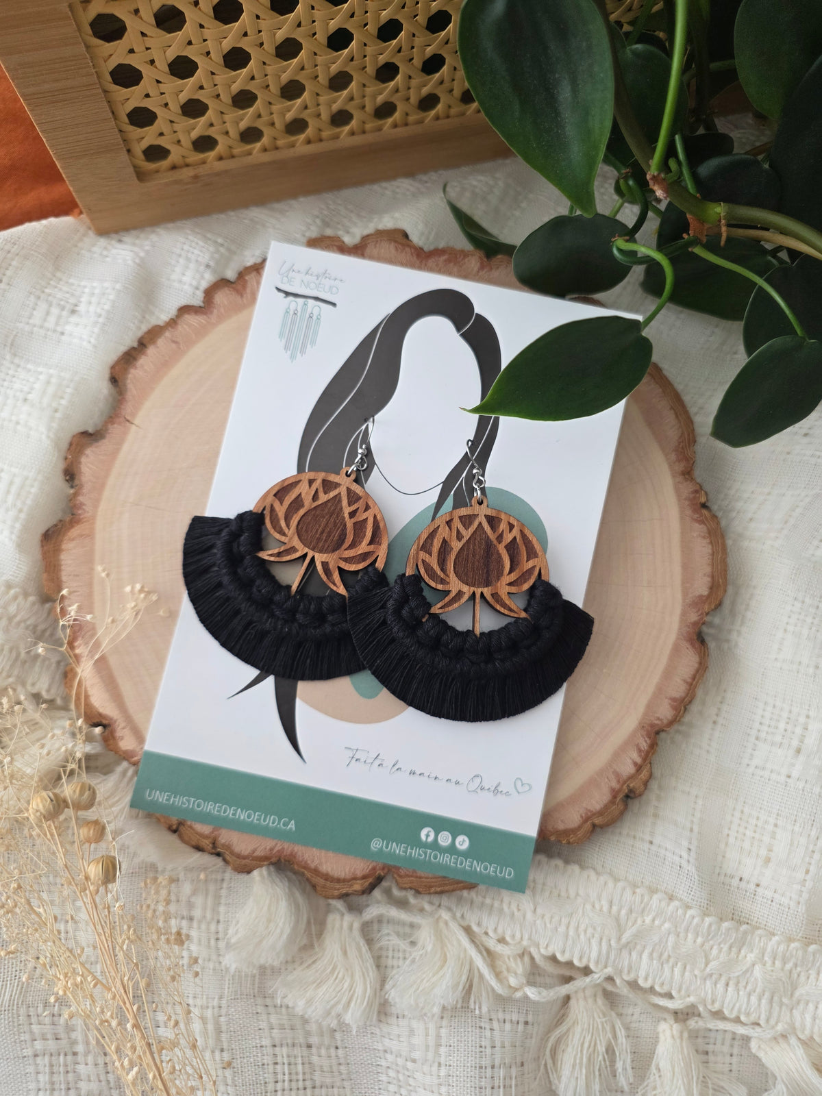 Boucles d’oreilles Lotus en bois et macramé