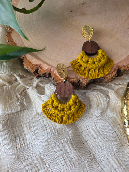 Boucles d’oreilles Sorel en bois de noyer – Couleur jaune épicé et or