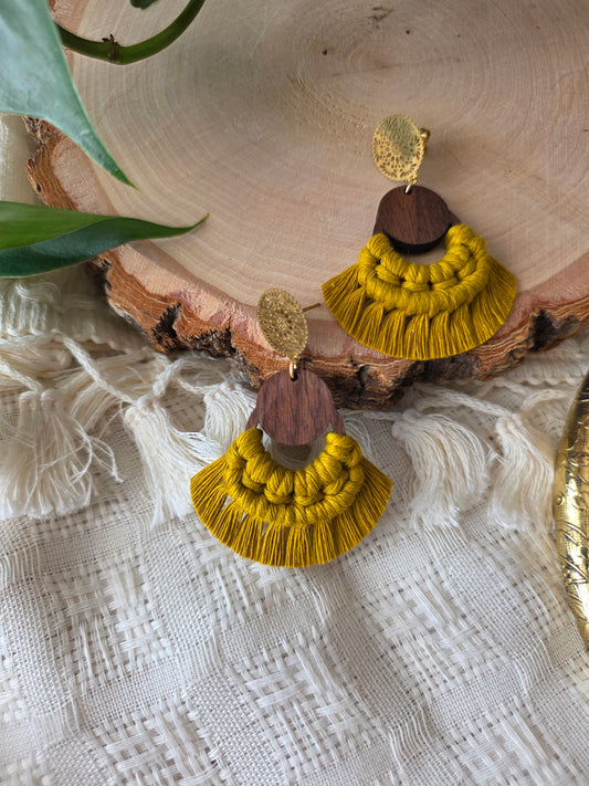 Boucles d’oreilles Sorel en bois de noyer – Couleur jaune épicé et or