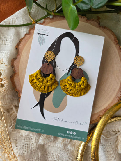 Boucles d’oreilles Sorel en bois de noyer – Couleur jaune épicé et or