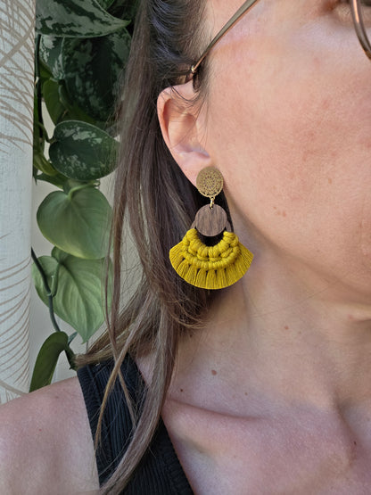 Boucles d’oreilles Sorel en bois de noyer – Couleur jaune épicé et or