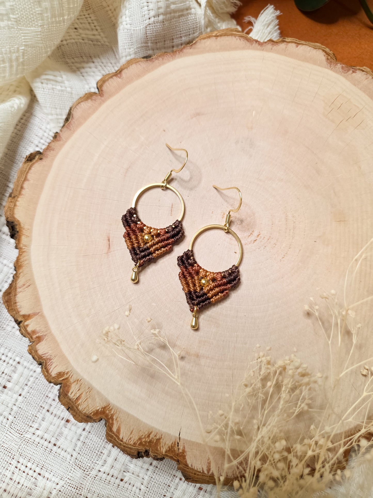 Boucles d’oreilles Ankaa – Micro-macramé bohème, chocolat, terracota et caramel