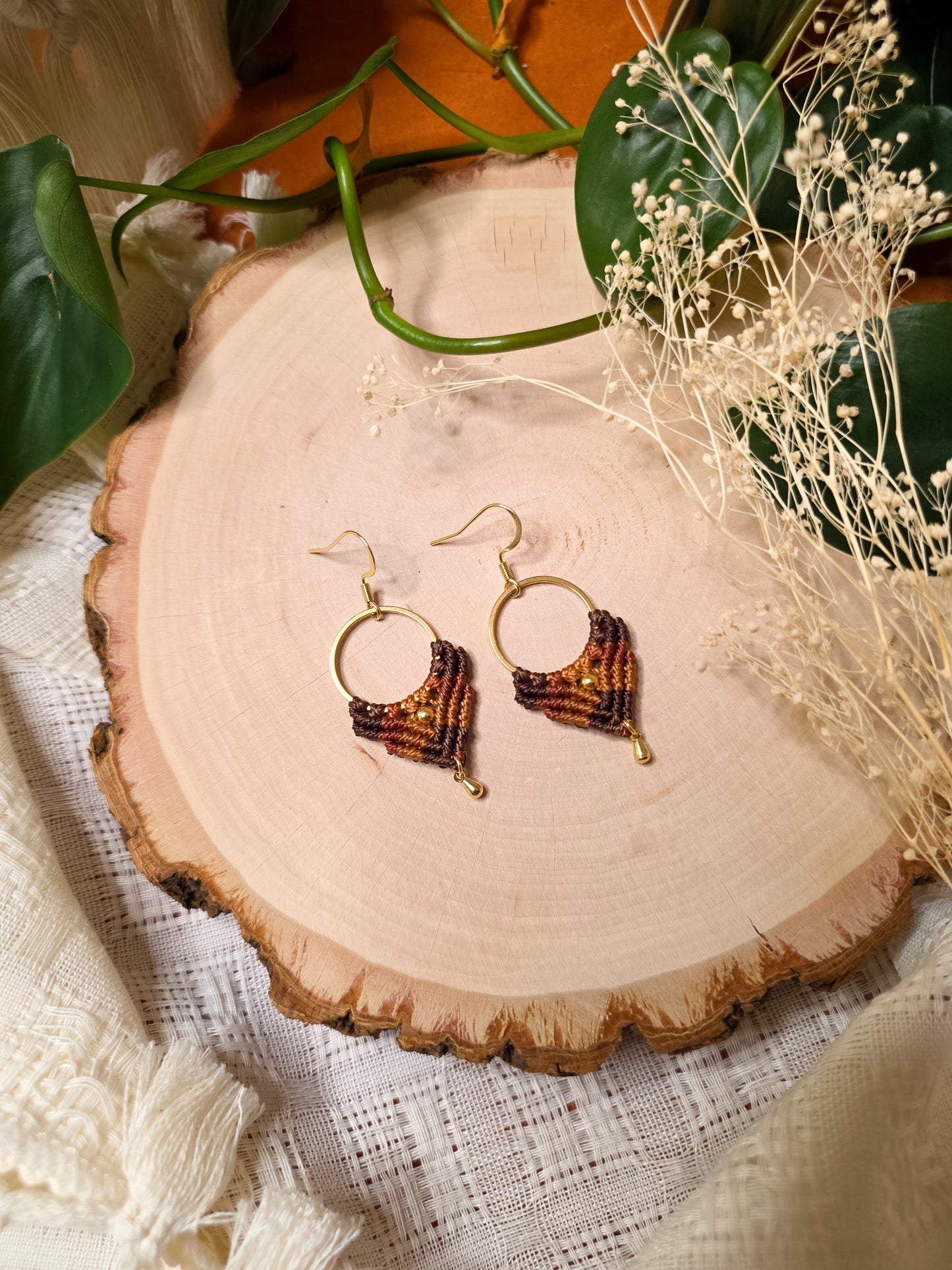 Boucles d’oreilles Ankaa – Micro-macramé bohème, chocolat, terracota et caramel