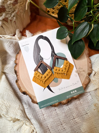 Boucles d’oreilles Élina en bois de noyer – Macramé bohème, couleur jaune moutarde et argent