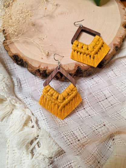 Boucles d’oreilles Élina en bois de noyer – Macramé bohème, couleur jaune moutarde et argent