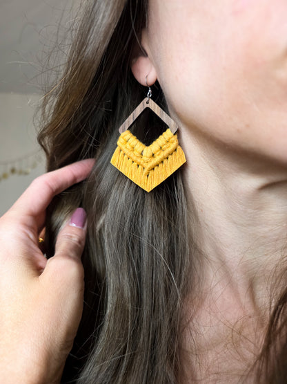 Boucles d’oreilles Élina en bois de noyer – Macramé bohème, couleur jaune moutarde et argent