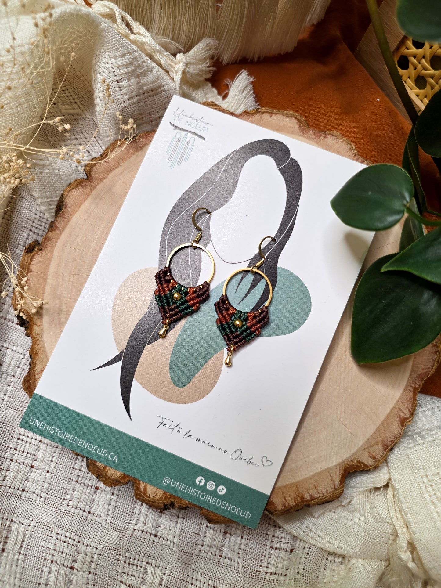 Boucles d’oreilles Ankaa – Micro-macramé bohème, brun chocolat, terracota et vert forêt