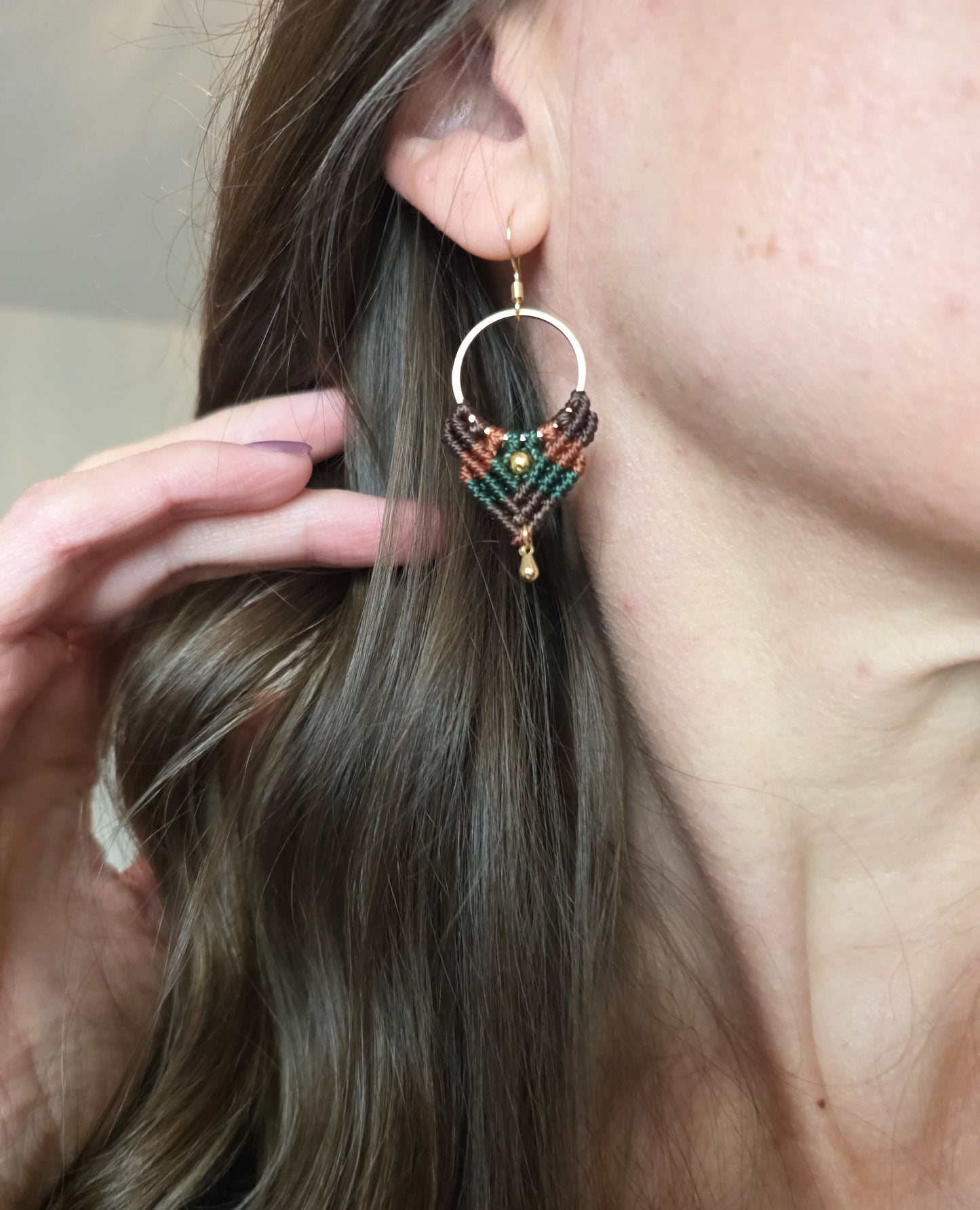 Boucles d’oreilles Ankaa – Micro-macramé bohème, brun chocolat, terracota et vert forêt