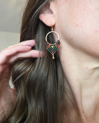 Boucles d’oreilles Ankaa – Micro-macramé bohème, brun chocolat, terracota et vert forêt