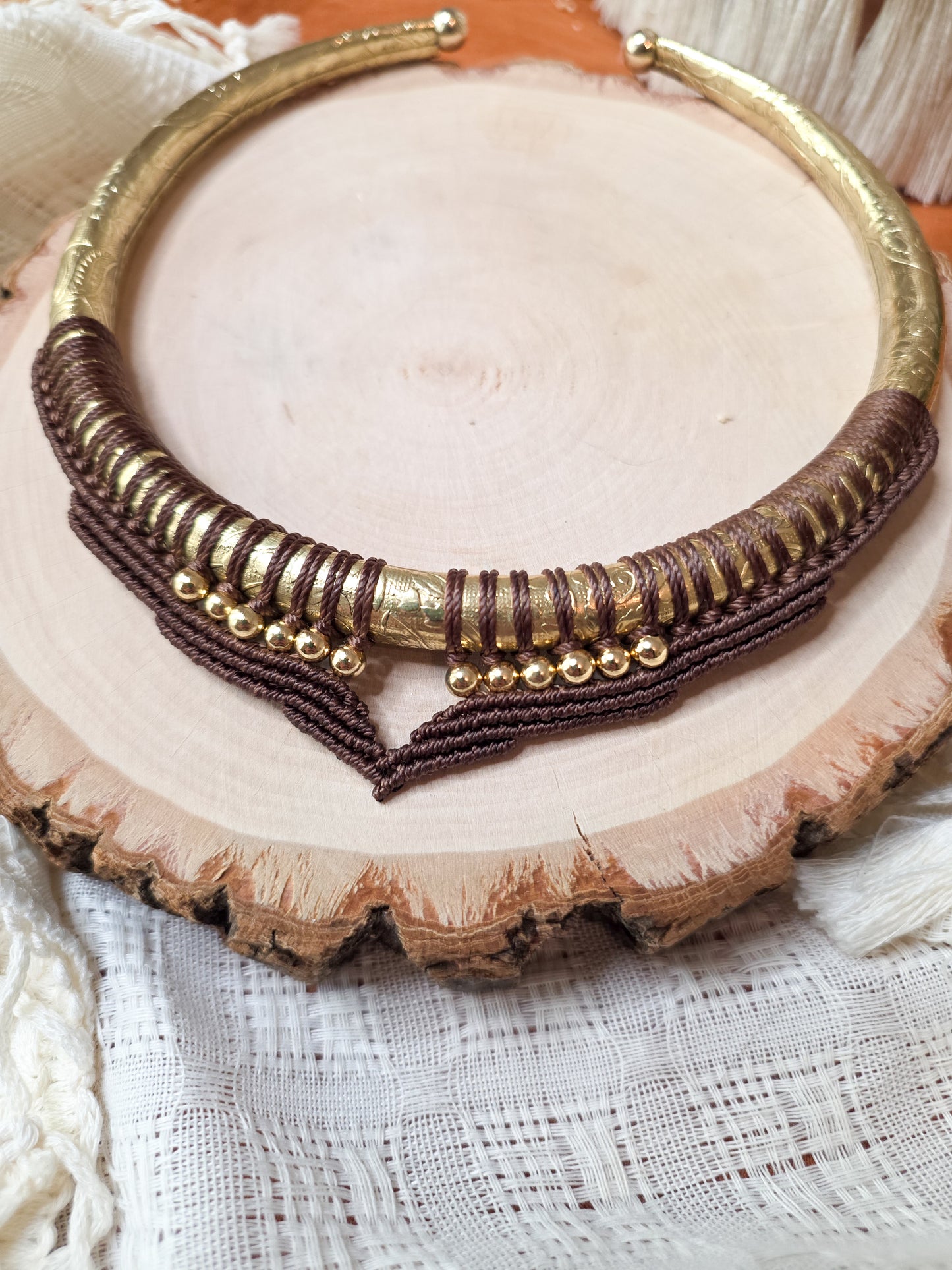 Collier Ysara - Laiton et micro-macramé, couleur brun chocolat