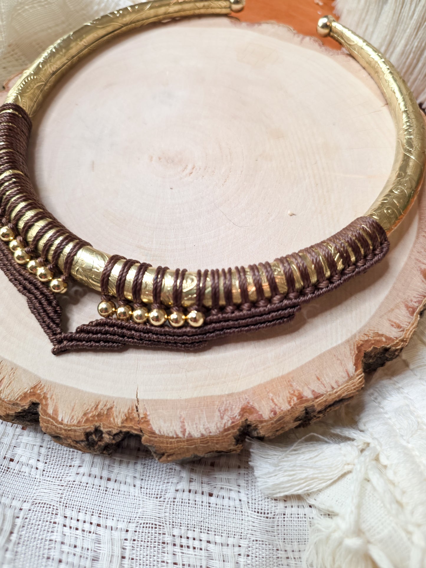 Collier Ysara - Laiton et micro-macramé, couleur brun chocolat