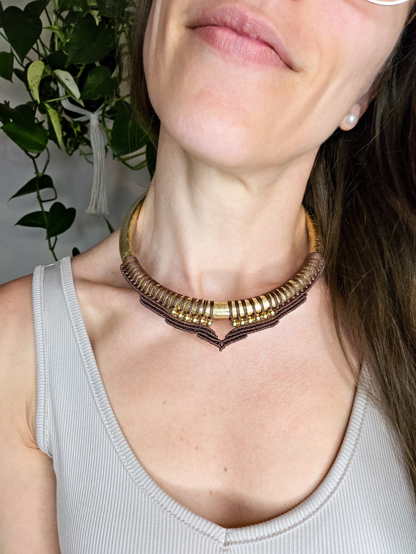 Collier Ysara - Laiton et micro-macramé, couleur brun chocolat