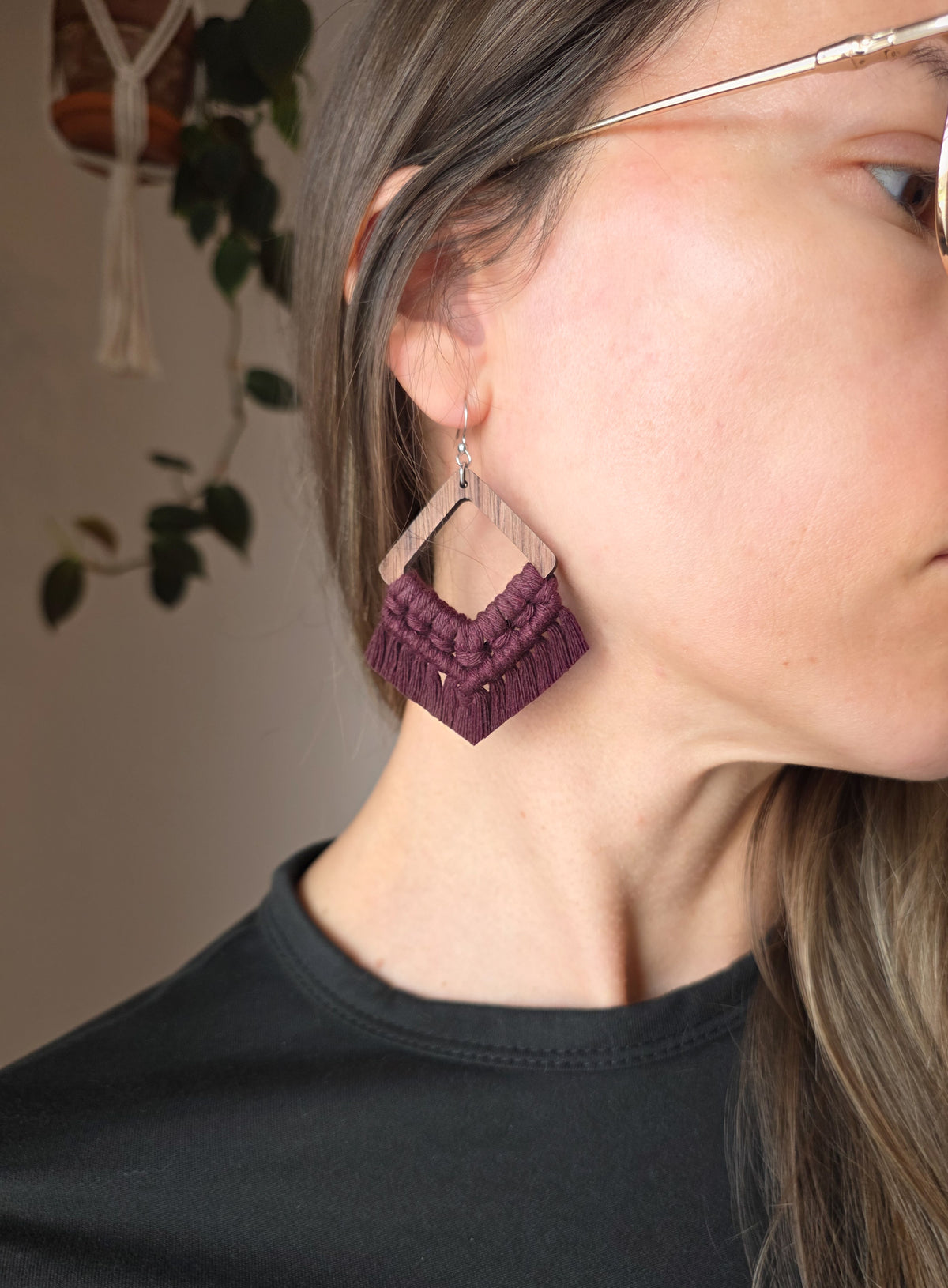 Boucles d’oreilles Élina en macramé et bois de noyer - Format grand