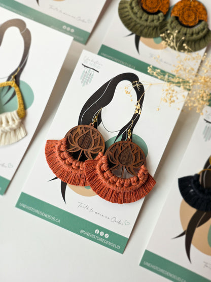 Boucles d’oreilles Lotus en bois de noyer – Macramé bohème, couleur cannelle et or