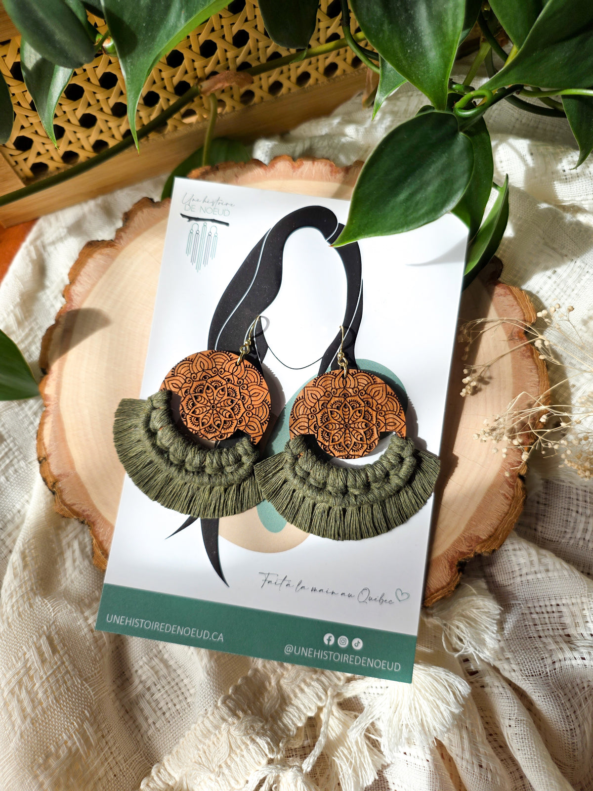 Boucles d’oreilles Mandala en bois de cerisier – Format grand, couleur olive et or