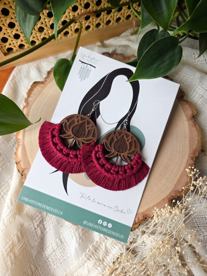 Boucles d’oreilles Lotus en bois de noyer – Macramé bohème, couleur rouge cerise et argent