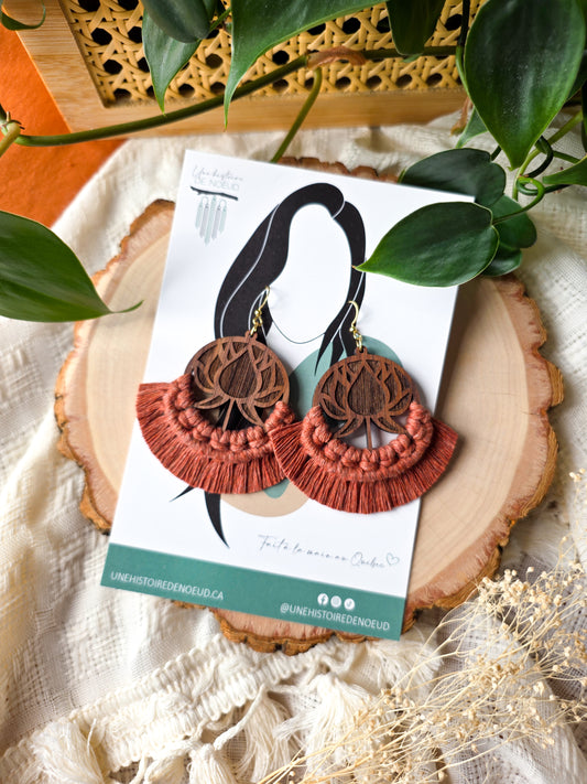 Boucles d’oreilles Lotus en bois de noyer – Macramé bohème, couleur cannelle et or