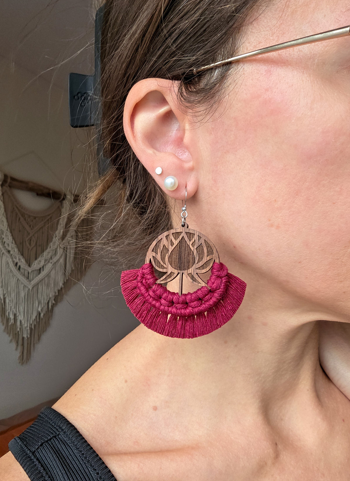 Boucles d’oreilles Lotus en bois de noyer – Macramé bohème, couleur rouge cerise et argent
