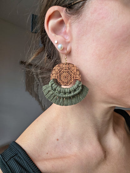 Boucles d’oreilles Mandala en bois de cerisier – Format grand, couleur olive et or