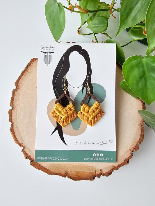Boucles d’oreilles sur base en bois petite, couleur jaune moutarde et crochet or