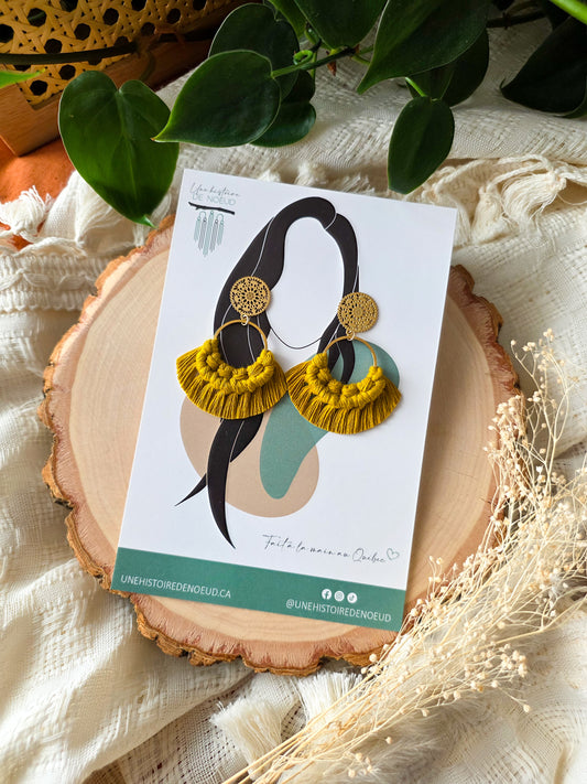 Boucles d'oreilles Noélia – Macramé bohème, couleur jaune épicé, crochets or