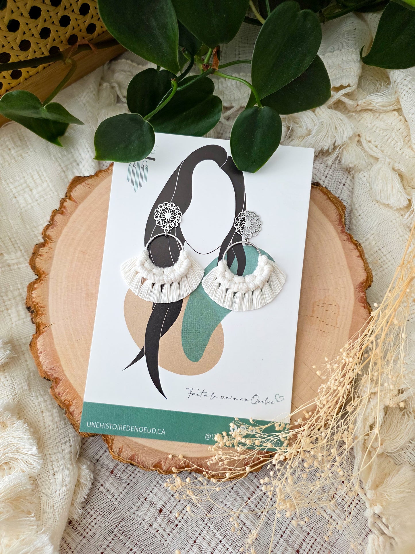 Boucles d’oreilles Noélia – Macramé bohème, couleur naturel et argent