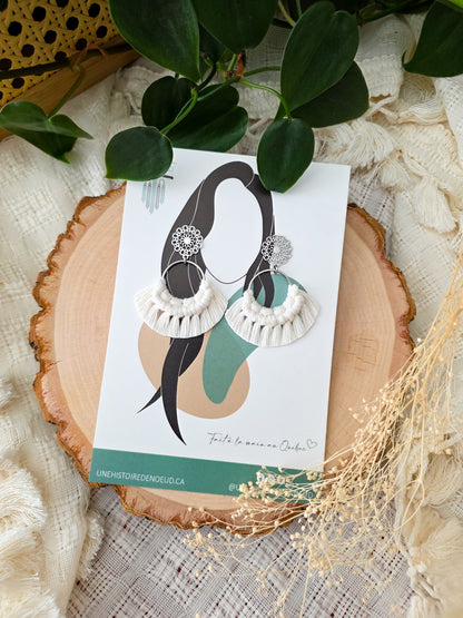 Boucles d’oreilles Noélia – Macramé bohème, couleur naturel et argent