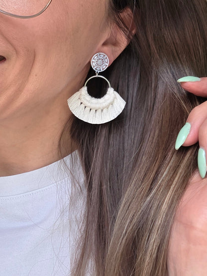 Boucles d’oreilles Noélia – Macramé bohème, couleur naturel et argent