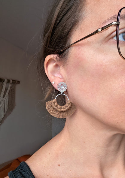 Boucles d’oreilles Noélia – Macramé bohème, couleur noisette et argent