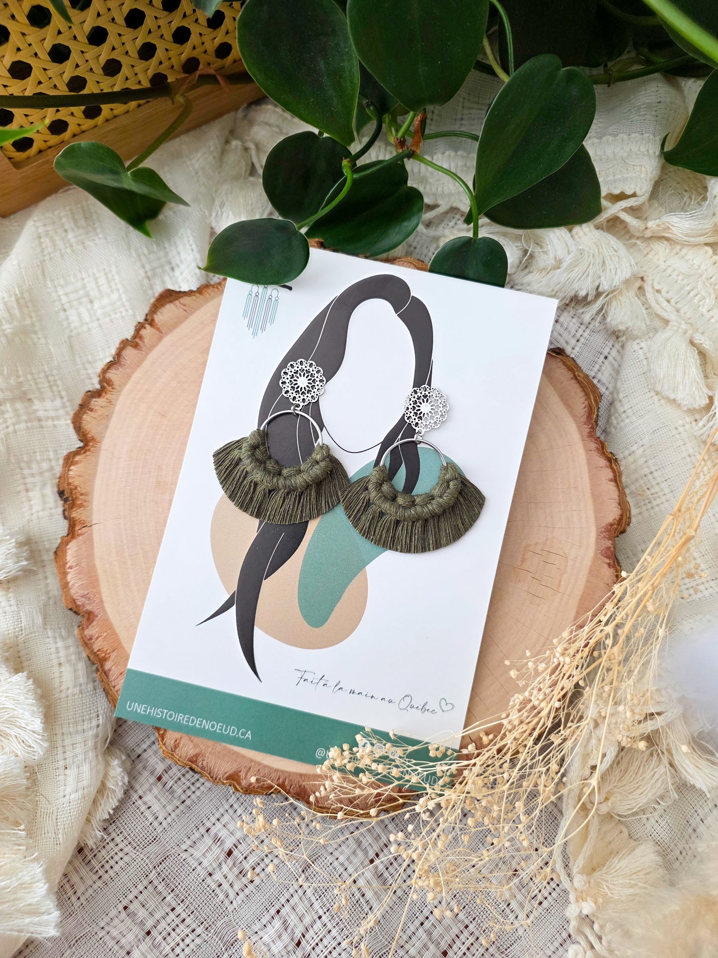 Boucles d’oreilles Noélia – Macramé bohème, couleur olive et argent