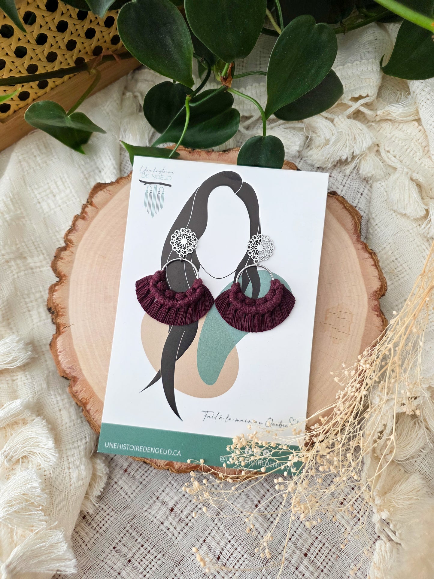 Boucles d’oreilles Noélia – Macramé bohème, couleur prune et argent