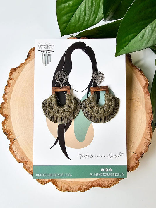 Boucles d'oreilles en macramé sur base en bois, couleur olive et crochet argent