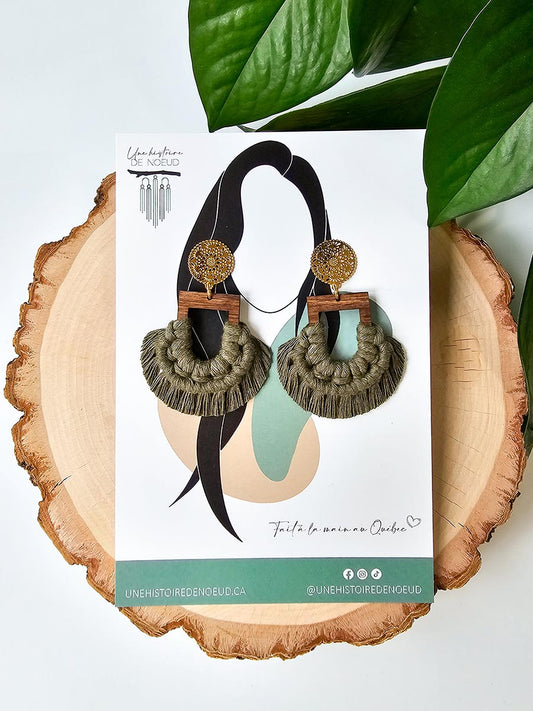Boucles d'oreilles en macramé sur base en bois, couleur olive et crochet or