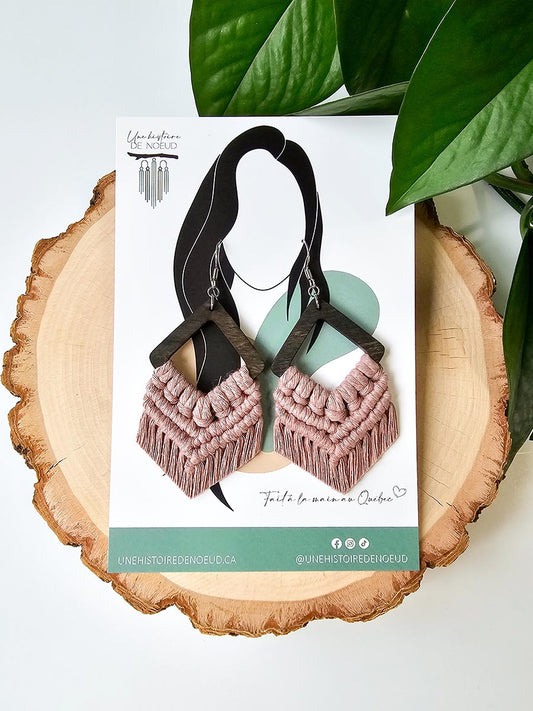 Boucles d'oreilles en macramé sur base en bois grande, couleur mauve pâle et crochet argent