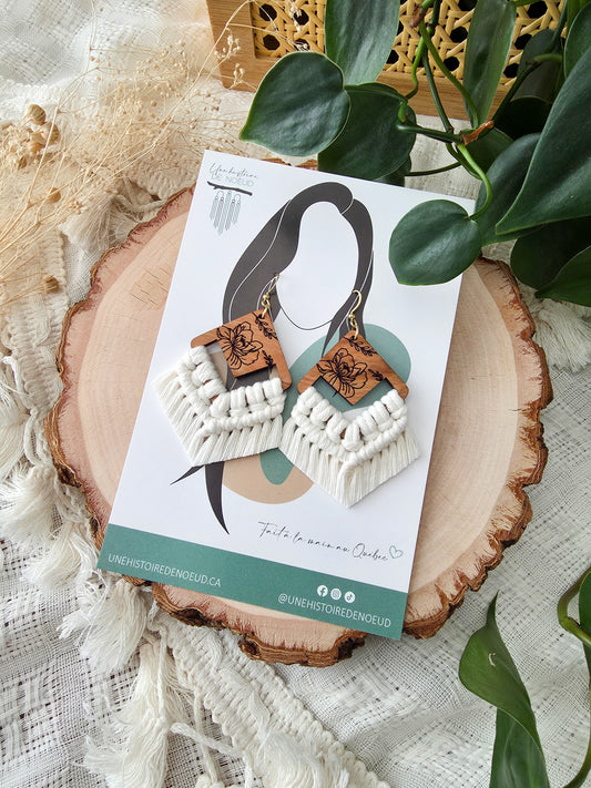 Boucles d’oreilles Flora en macramé et bois de cerisier – Format grand