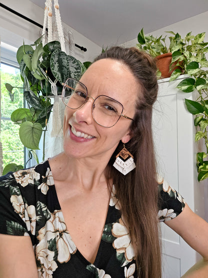 Boucles d’oreilles Flora en bois de noyer – Macramé bohème, couleur naturel et argent