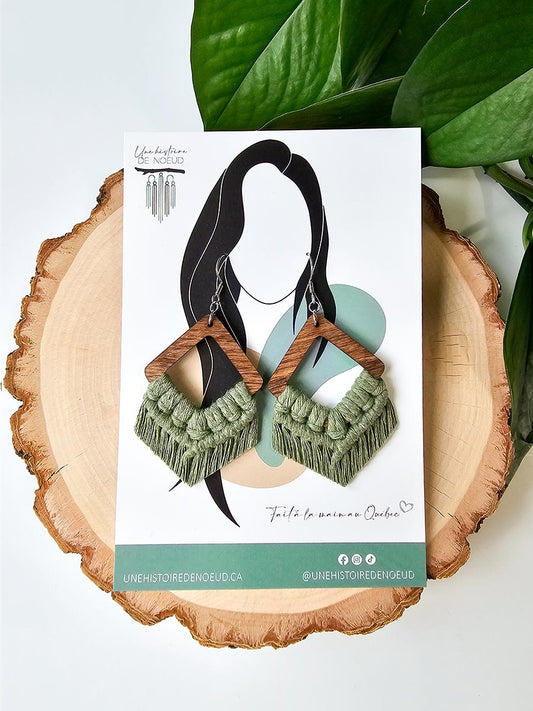Boucles d'oreilles en macramé sur base en bois grande, couleur eucalyptus et crochet argent