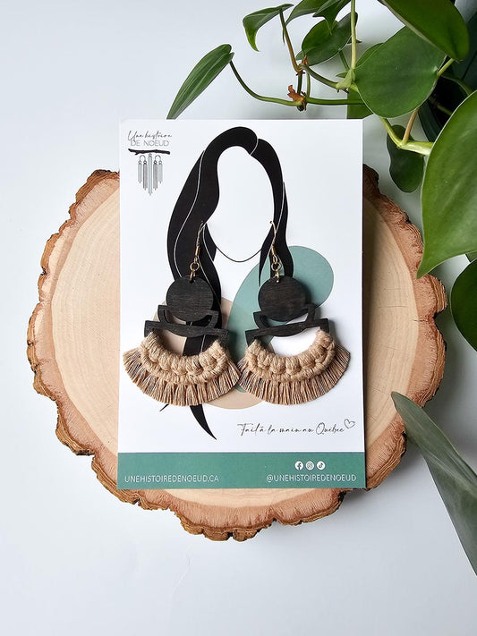 Boucles d'oreilles en macramé sur base en bois longue, couleur sable et crochet or