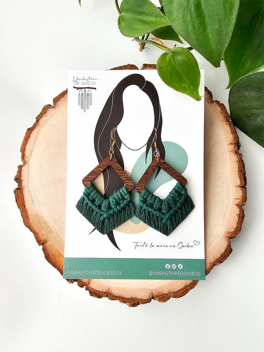 Boucles d'oreilles en macramé sur base en bois grande, couleur vert forêt et crochet or